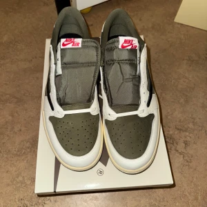 Air Jordan 1 Low x Travis Scott Reverse Olive - Deadstock, ej använda. Helt nya, bara tagna ur boxen för att ta bild. Pris går att diskutera! 