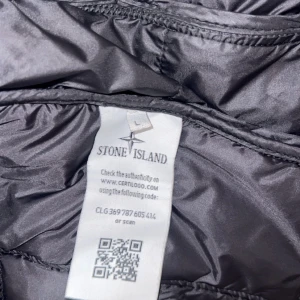 Stone island jacka - Helt ny stone island jacka för står för mig därför vill jag sälja den 