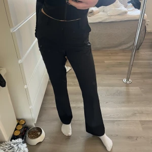 Kostymbyxor bikbok - Kostymbyxor svarta från bikbok Modellen Vilma Storlek 38 (jag är 172)  Inga defekter 