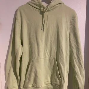 Ljusgrön hoodie - Använd 1 gång och är i toppen skick Inga felaktigheter på plagget  