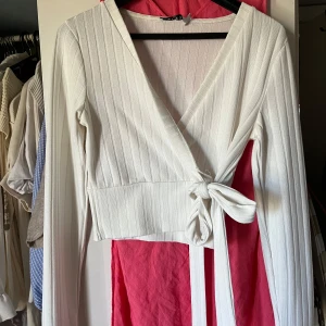 Topp från NAKD - Jättefin knyttopp från NAKD, knappt använd  Storlek S