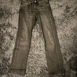 Jag säljer nu två par Levis jeans, båda är sparsamt använda och i bra skick. Säljer de på grund av att de är för små i midjan. Storlek svarta 28/32 och blåa 29/32. Nypris 1249 kr st, mitt pris 349 kr/st. Pris kan disskuteras vid snabb affär. 