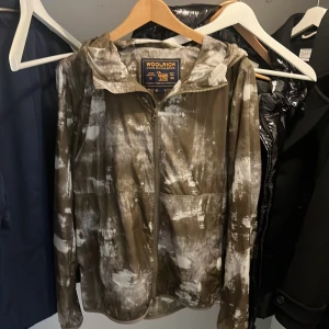 Woolrich windbreaker - Riktigt härlig woolrich windbreaker🙌är super skön och jätte bra höstplagg till garderoben👊🏼den passar mig bra som är M/L. Modellen på bilden är strax under 185. Men passar nånstans mellan 182-190!🙌PM för bild och frågor nypris ca 4000🤌🏼