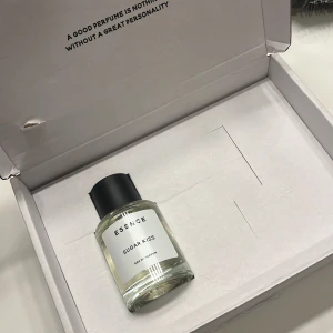 Sugar kiss essnce - En helt ny, oanvänd, gourmand och orientalisk parfym som är väldigt trendig  just nu. 