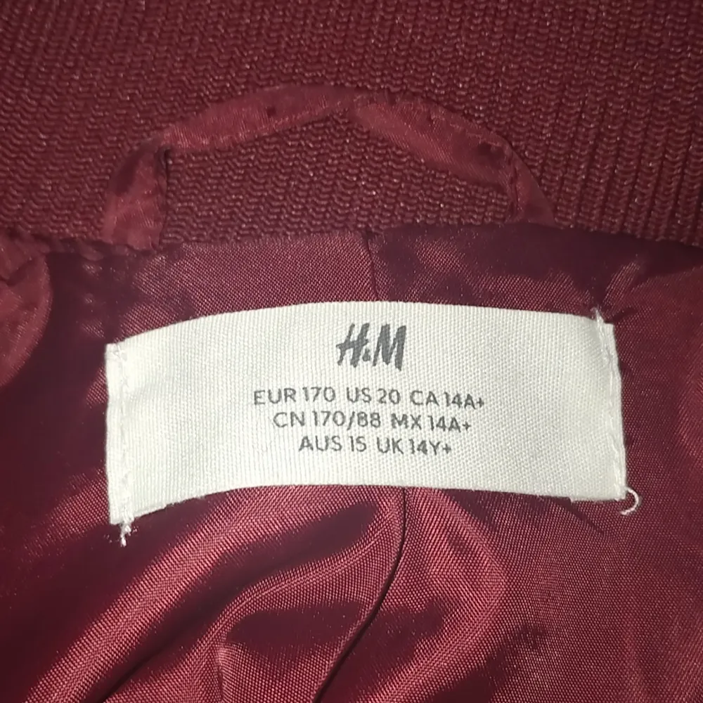 Hej! Här har vi en supersnygg, oanvänd Collegejacka ifrån H&M. Jag har endast använt den ett par fåtal gånger och den har varken defekter eller smuts! Fri å snabb frakt, köpt för ungefär 300:-! Pris kan diskuteras, perfekt till hösten! 🎃🙏. Jackor.