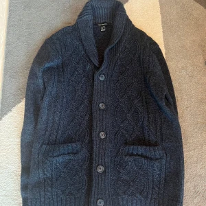 Stickad cardigan - Otroligt chill blå stickad cardigan perfekt nu t höst och vintern🔥 Tvärskönt material🧶Storlek M, 10/10 skick. Skriv vid bud eller funderingar🤗