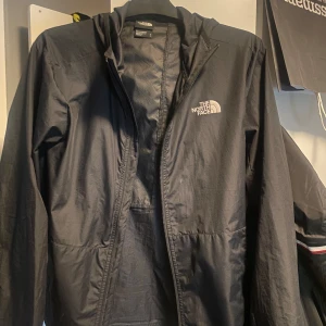  north face windbreaker - Perfekt sick inga hål eller liknande stolek S passar 170-180 beroende hur man vill att den ska sitta