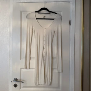 Klänning - Klänning ifrån Nelly. I storlek 34 men är som 36. Är strechig i materialet. 