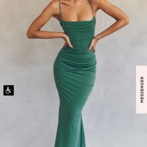 House of CB - Vacker grön klänning! Aldrig använd.