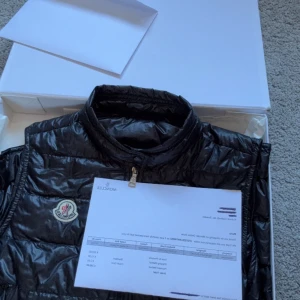 Moncler gui väst - Modell gui | Skick 8/10 använd fåtal gånger | Strl 164 | box, kvitto dustbag medföljer | Självklart äkta | pris kan diskuteras för snabb affär |   För frågar osv tveka inte att höra av dig!
