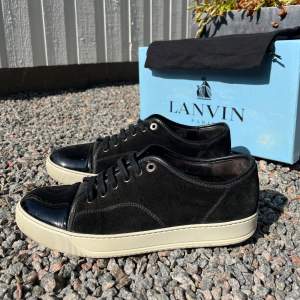 STEAL! |Svarta Lanvin skor med glänsande gap toe| |Skorna befinner sig i mycket bra skick. | |Skolåda & dustbag utöver skorna.| |Priset speglas på skicket då de är i bra skick så är utgångspriset 2999kr kan gå ner vid snabb affär;) Priv för mer bilde