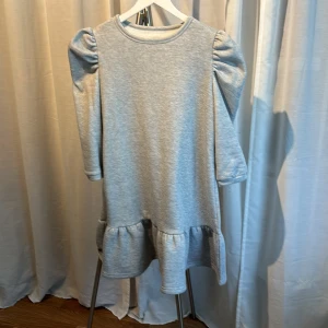 Snygg klänning - Super snygg klänning i oversize stil. Använd 1 gång. 