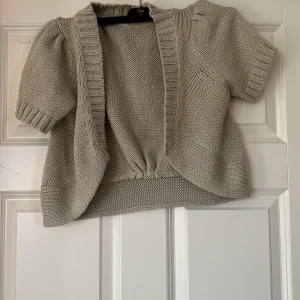Stickad kofta - Så fin stickad kofta som är oanvänd i storlek s