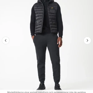 Barbour väst - Vaderad väst från barbour som passar perfekt nu när det blivit lite kallare. Fint skick som syns på bilderna.  Hör av dig om du har frågor eller funderingar.