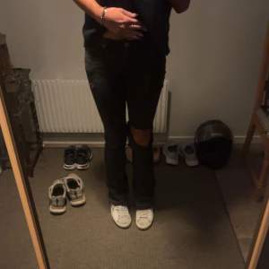 Svarta low waist jeans med hål!! Jag är 172cm och dom är perfekta på mig🥰