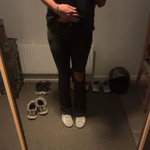Svarta jeans  - Svarta low waist jeans med hål!! Jag är 172cm och dom är perfekta på mig🥰