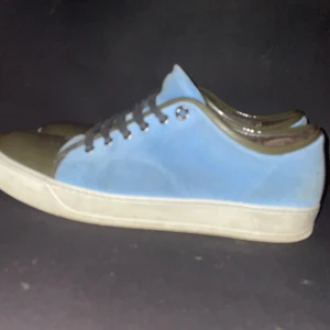 Lanvins - Tja! Säljer dessa feta unika lanvins. Storlek 43 men passar även 44 pga att de är stora i storleken. Skor tvättad vid köp. Vid frågor kontakta gärna mig.