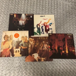 Vinylskivor  - 6 stycken vinylskivor ⚠️Abbas Waterloo & Super Trouper = sålda ⚠️ alla säljs tillsammans för det pris som står, är man intresserad av att köpa en/flera men inte alla så kan vi komma överens tillsammans om pris! Skriv privat för flera bilder eller frågor! 💞