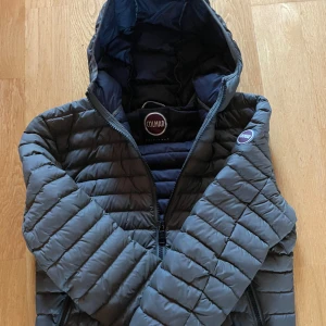 Colmar Jacka - Snygg Colmar Jacka Perfekt nu till hösten! Skick 9/10 Köpt för 2999kr, mitt pris 1199.