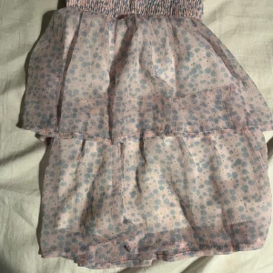 Vero Moda kjol  - Jag säljer en kjol från Vero Moda i storlek L och hoppas att den kommer att få en ny lycklig ägare 💕