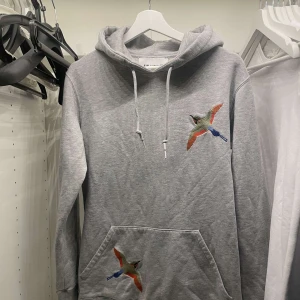 Axel Arigato hoodie - grå ”AxelArigato” hoodie skick 9/10 storlek S passar M. inga defekter eller skador, nypris 1799:- mitt pris 689:-