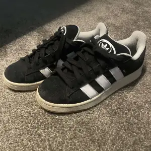 svarta ”adidas Campus 00” skick 7/10 storlek 40 2/3 men passar 40-41 , vita snören och box medföljer även, nypris 1399:- mitt pris 569:- 