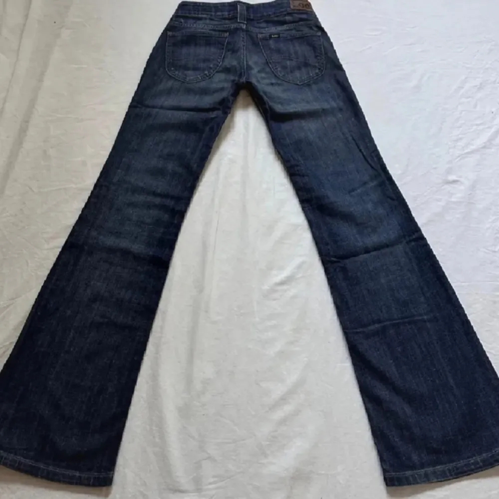 Skitsnygga lågmidjade lee jeans i modellen leola. Jättebra skick i storlek w W25 L31. Jeans & Byxor.