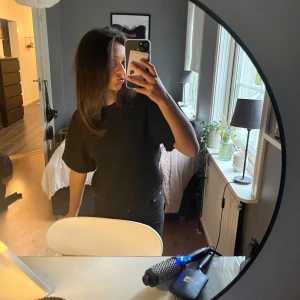 Svart t shirt blus  - En blus eller stickad tröja vet inte riktigt vad jag ska kalla de den är svart med ett material som är lite mönstrat typ se bild 3 storlek xs köpt på Lindex förra året sällan använd 4 gånger  skriv för frågor ❤️