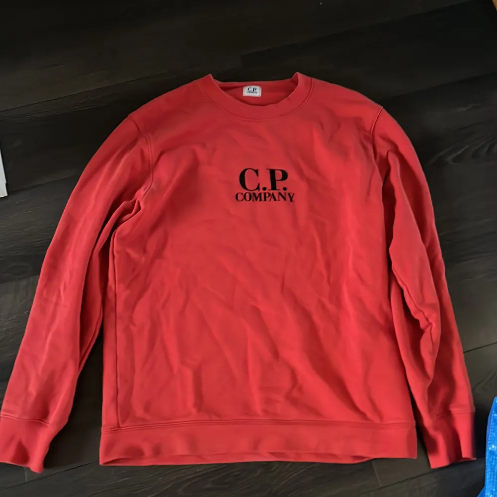 Säljer cp.company tjocktröjan. Väldigt bra skick och har en bra passform . Hoodies.