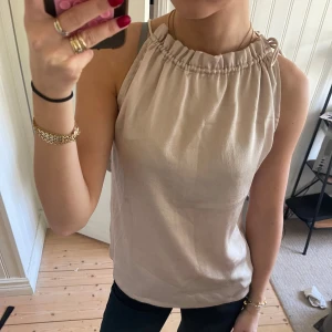 Supersöt topp från neo noir - Jättefin siden/satin topp från Neo Noir💕 knappt använd och därför i jättefint skick. Storlek 34 🤩