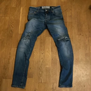 Jacob Cohen jeans - Snygga Jacob Cohen jeans (model 622)) som är i helt okej skick 7/10. Slitningarna är gjorda själv med symaskin o gör dem riktigt snygga. 