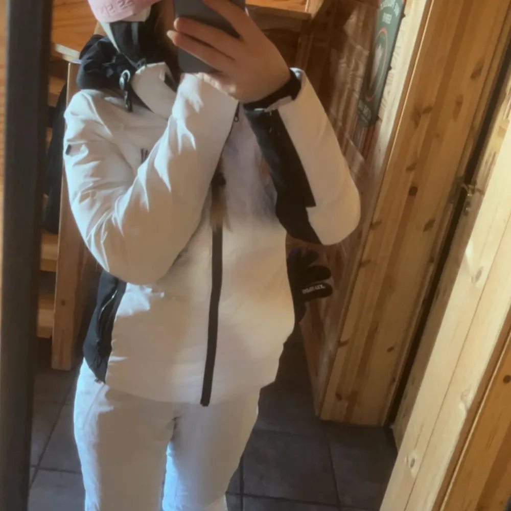 Säljer dessa skidkläder som är använda en säsong under tre dagar bara, så skulle vilja säga att det är i väldigt bra skick. Muu.