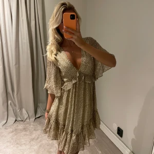 Klänning i leopard med volanger  - Säljer denna otroliga klänning från en butik i Australien✨ Den har leopard mönster, öppen rygg och fina volangdetaljer. Storlek M men funkar även för S och XS! Nyskick! (Använd en gång)💘💘