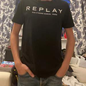 Replay t-shirt i skick 10/10 använd fåtal gånger. Strl S. Passar någon som är ungefär 170. Pris kan diskuteras.