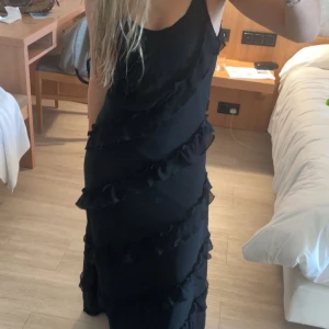 volangklänning  - sååå fin volangklänning köpt på plick som tyvärr var för stor!! 🖤 är 160 som referens, skulle nog passa någon på 165+ 🖤 helt oanvänd av både mig och förra ägaren