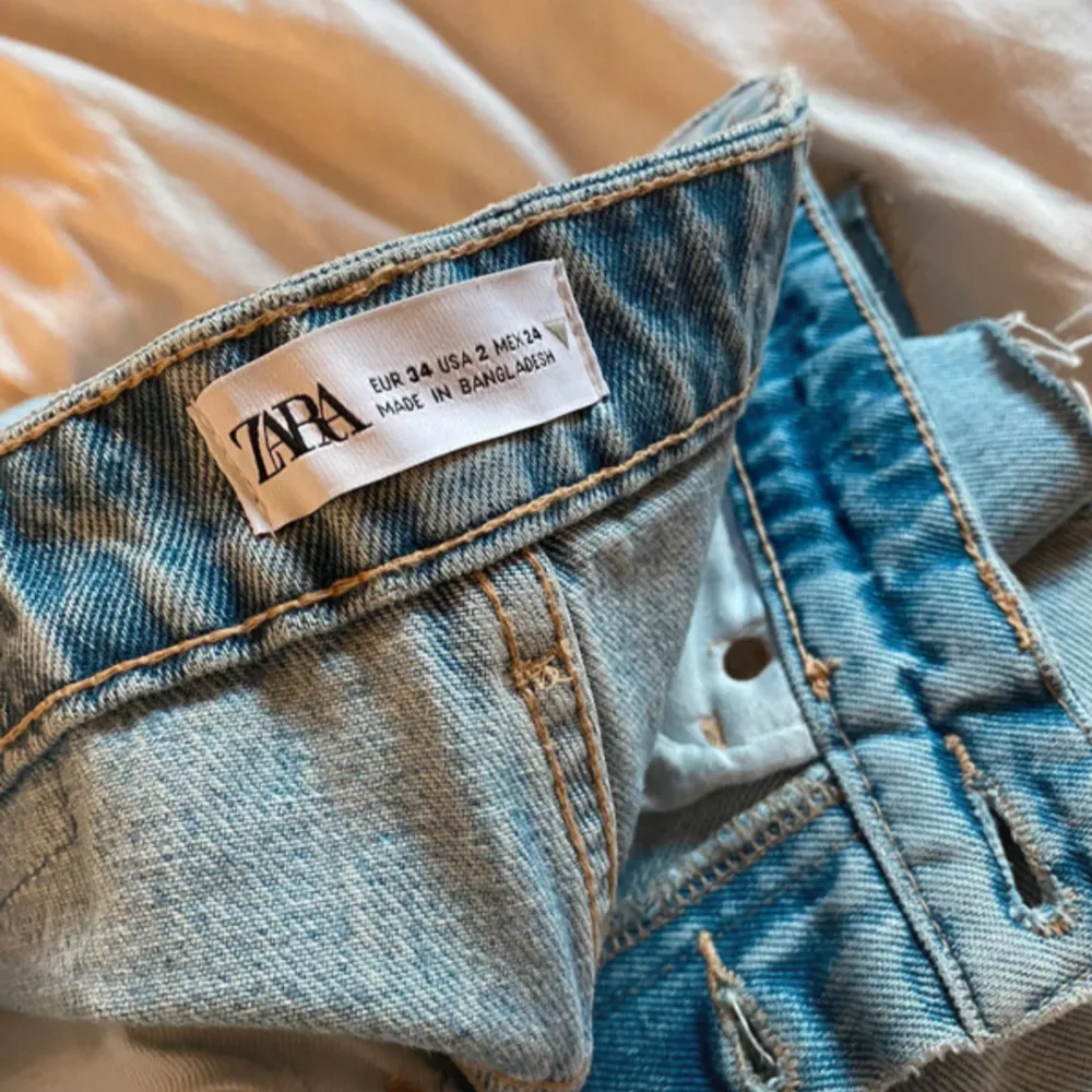 Jeans med slitning vid ena benet från Zara ALDRIG använda!!. Jeans & Byxor.