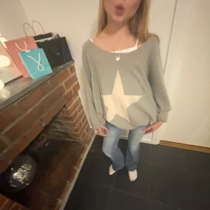 Super snygg half-shoulder tröja😍 - Denna jättesöta oversized half-shoulder tröja från Hunkydory är bara använd några få gånger å är perfekt till hösten🥰🍂 Kan såklart tänka mig att sänka priset💗