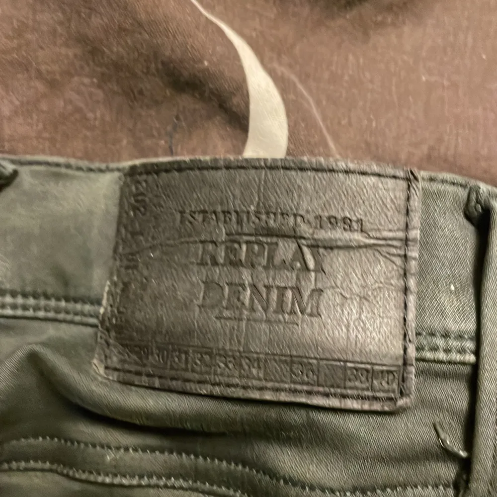 Replay jeans 28/32 29/32 1år gammla väl använd men funkar ny pris 1799 mitt pris 399. Jeans & Byxor.