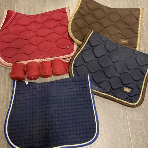 Fina märkes schabrak - Rosa equestrian Stockholm schabrak i full hopp, nyskick. 400kr Matchande lindor 4 st , 250 kr (Set=600)  Blått es schabrak, sålt  Brunt equestrian Stockholm schabrak i full, hopp. Begagnat skick, 200 kr  Blått hansbo sport schabrak full hopp, 150 kr