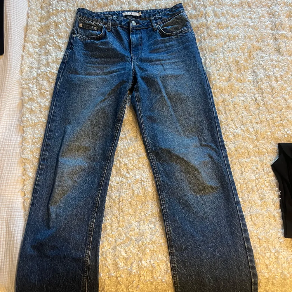 Virala na-kd jeans, storlek 34. Lite slitna nedtill då dem är lite långa på mig, samt har två små missfärgningar på ena benet, syns knappt. Perfekta att kanske klippa till shorts eller färga om :) säljer framförallt för att dem är för stora.. Jeans & Byxor.