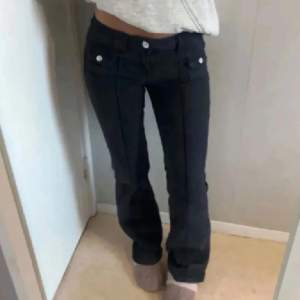 Säljer dessa lågmidjade bootcut ”cargo” jeansen ifrån hm i storlek 32, kom privat för fler bilder eller frågor🩷 (Lånad bild)