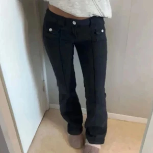 Hm cargo lågmidjade jeans  - Säljer dessa lågmidjade bootcut ”cargo” jeansen ifrån hm i storlek 32, kom privat för fler bilder eller frågor🩷 (Lånad bild)