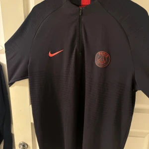 Psg halv zip - En fin PSG halv zip träningströja Ganska tunn men riktigt skön.