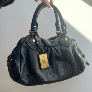 Marc Jacobs väska - Väldigt fin Marc Jacobs väska enda nackdel lite smutsig inuti 💗