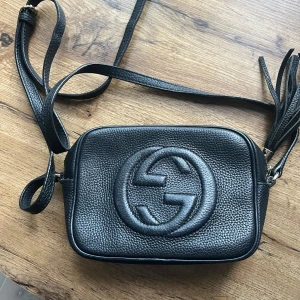 Gucci soho small disco bag  - Gucci soho small disco bag  Använd men bara insidan som är lite smutsig, bilderna visar allt.