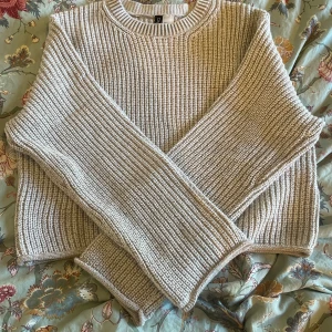 Beige stickad tröja - Har aldrig använt