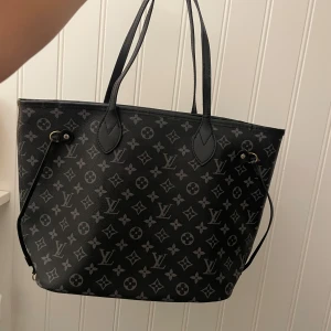 Väska - Super fin handväska som är jätte rymlig med innefack och även en extra liten väska