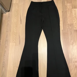 Boohoo kostymbyxor - Helt oanvända svarta kostymbyxor i stl.36/s