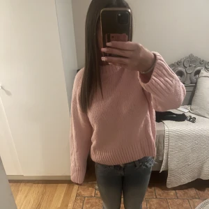Stickad tröja - Nästan helt oanvänd stickad tröja från Gina som bara är använd ett fåtal gånger. Säljer pågrund av att den inte har kommit till användning.