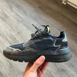 Adidas skor - Feta adidas skor med schysst reflex i hyfsat skick! Det är bara att skriva vid frågor!